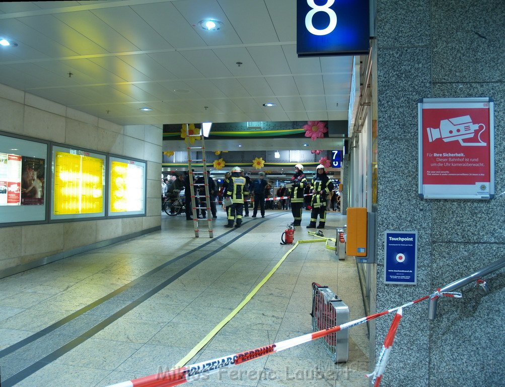 Halogenlampe durchgebrannt Koeln Hauptbahnhof P04.JPG